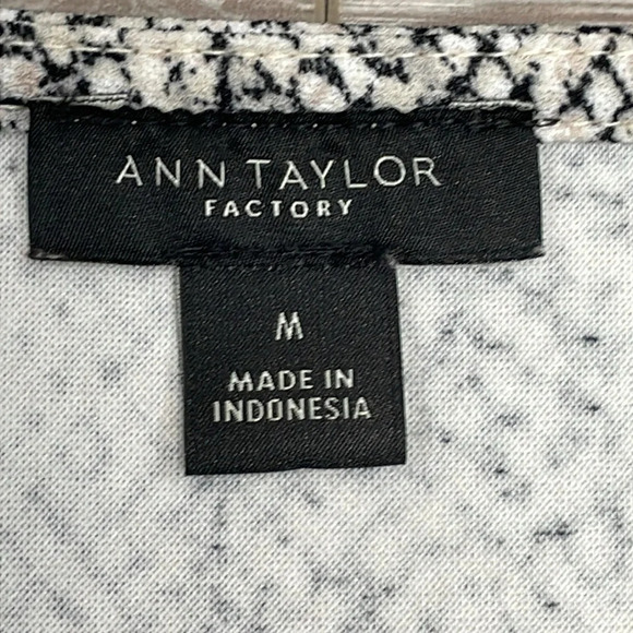 Ann Taylor Reptile Snake Print V-Neck Blouse M - Picture 9 of 12